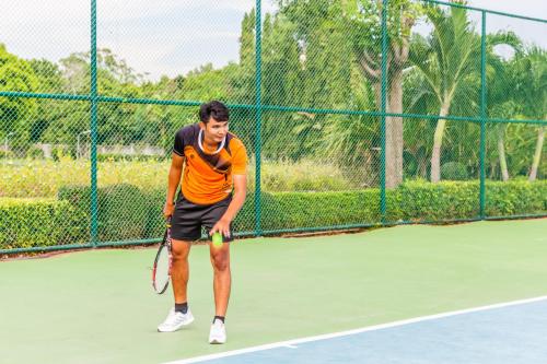 Tenis a/nebo squash v ubytování Cholchan Pattaya Beach Resort - SHA Extra Plus nebo okolí