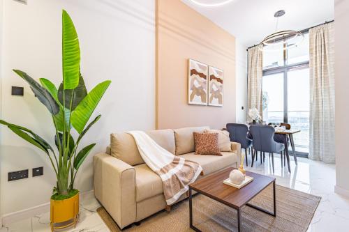 Cozy & Fully Equipped 1BR with Big Balcony - Masdar City, next to the Airport