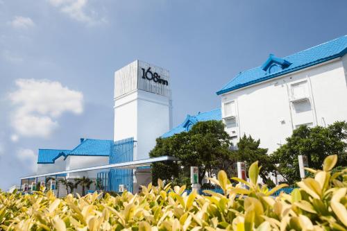a hedge of bananas in front of a building at 168 Motel-Hsinchu in Hsinchu City
