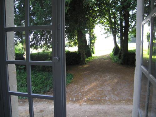an open door with a view of a driveway at Chambres d'Hôtes Le Château de la Plante in Thuré