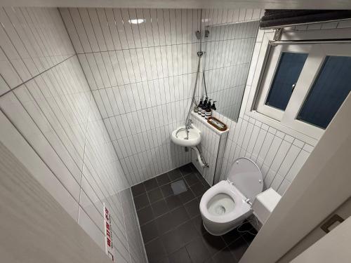 ein kleines Badezimmer mit Toilette und Waschbecken in der Unterkunft Hanok Hanji Gguljam in Jeonju