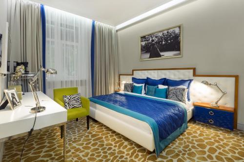 Säng eller sängar i ett rum på Mirax Sapphire Boutique Hotel