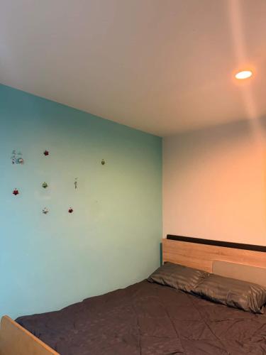 a bedroom with a bed and a blue wall at อุดมสุข BTS udomsuk in Bangna
