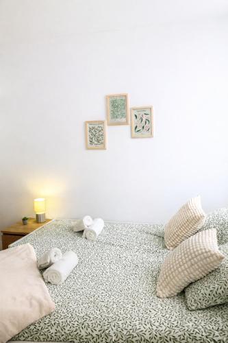ein Schlafzimmer mit einem Bett, auf dem Handtücher liegen in der Unterkunft Studio Rive Royale in Viroflay