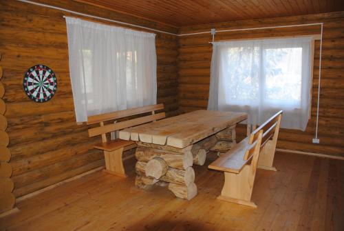 - une table en bois dans une cabine avec fenêtre dans l'établissement Крокус Мія, à Slavsko