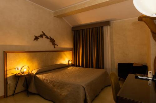 a bedroom with a bed with lights on it at Hotel Gialletti in Orvieto