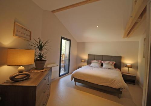 a bedroom with a bed and a desk with two lamps at Trois ânes et un moulin in Bessines-sur-Gartempe