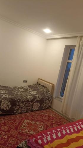 Moy Dom tesisinde bir odada yatak veya yataklar