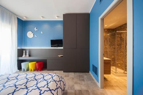 モノーポリにあるB&B Portorossoの青い壁のベッドルーム1室(ベッド1台付)