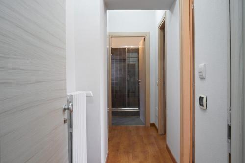 a hallway with a door leading to a bathroom at B&B dolcenotte in Gattico