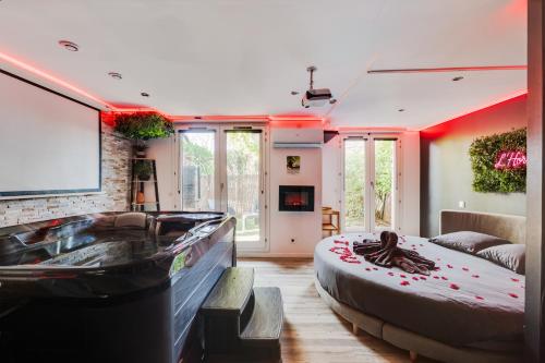 a large room with a large bed and a tub at Appartement Love Room/Jacuzzi in Toulouse