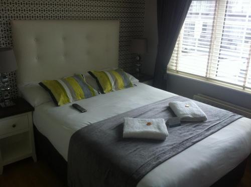 Llit o llits en una habitació de Abbey Lodge B&B