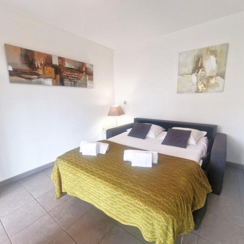 Luminous studio terrace and view of Porto-Vecchio