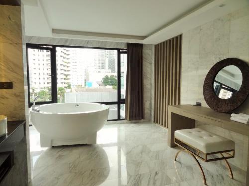Ett badrum på Arte Hotel - SHA Extra Plus