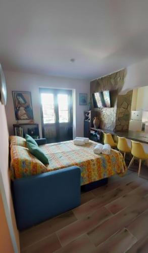 a bedroom with a bed and a table and chairs at Appartamento da Zia Maria in Monterosso