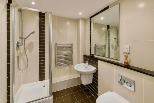 West London Lux 2 Bedroom Apartment - Free parking - Lake & Park view - Wembley Stadium 5KM photo 4