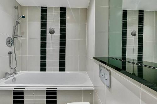 West London Lux 2 Bedroom Apartment - Free parking - Lake & Park view - Wembley Stadium 5KM photo 9