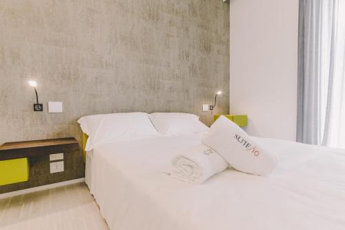 Postel nebo postele na pokoji v ubytování Suite 10 Home Design & Spa