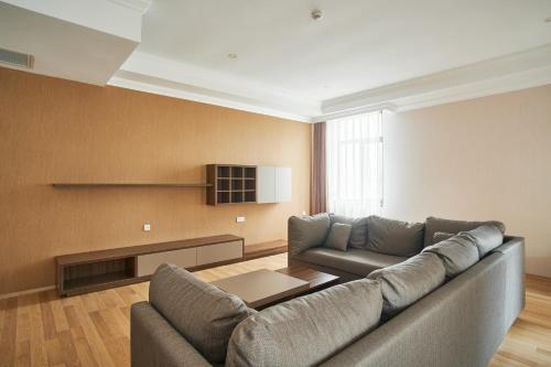 ein Wohnzimmer mit Sofa und Tisch in der Unterkunft New Zeon in Baku