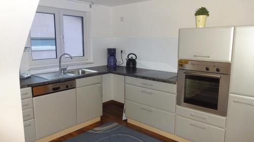 Een keuken of kitchenette bij Holiday Apartment