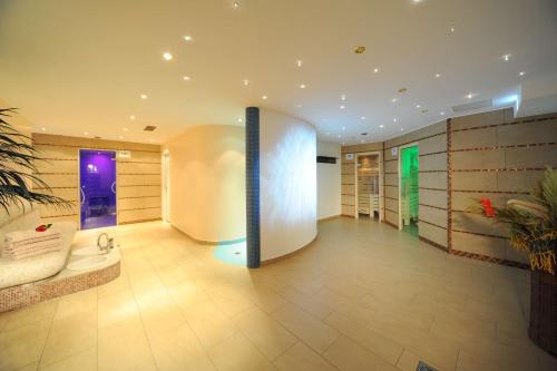 a large room with a bathroom with a tub at Best Western Hotel zur Post in Bremen
