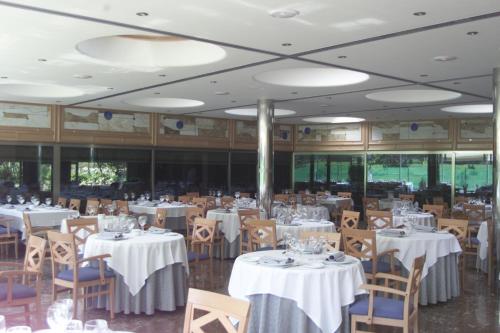 a banquet hall with white tables and chairs at Hotel Estrella Norte in Isla