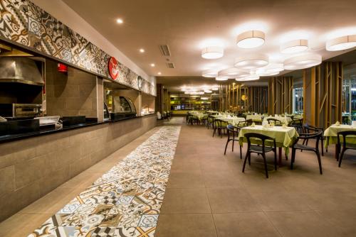 a dining room with tables and chairs in a restaurant at Hotel Beatriz Playa & Spa in Puerto del Carmen