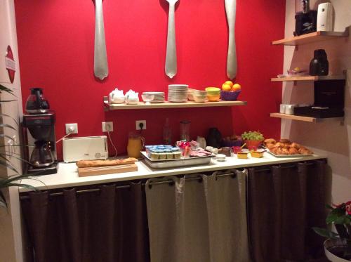 Η κουζίνα ή μικρή κουζίνα στο Hôtel Familial L'Ostréi