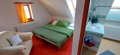 ein kleines Schlafzimmer mit Bett und Waschbecken in der Unterkunft Wellness & Sport Hotel TTC in Vrchlabí