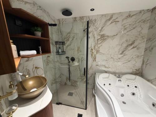 ein Badezimmer mit Dusche, Badewanne und Waschbecken in der Unterkunft 658 Suite in Eilat