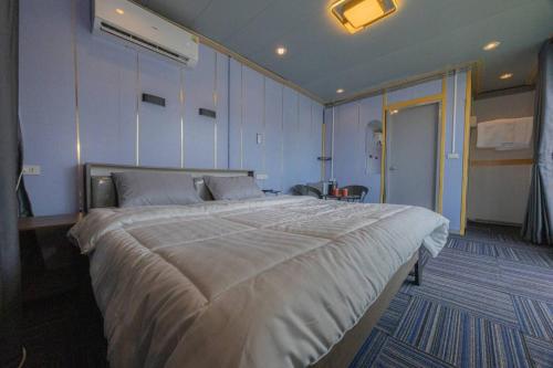 a bedroom with a large bed in a room at Tawan Resort in Bophut
