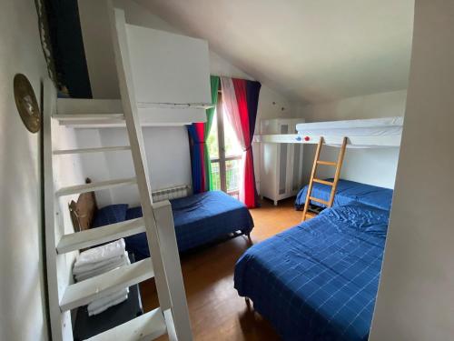a room with two bunk beds and a bed at La Venta in Arguedes
