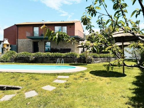 a house with a swimming pool in the yard at Casa das Castanhas - Cinfães, Viseu in Cinfães
