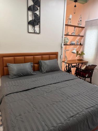 a bed in a room with a table and a chair at Papa House Standard Zone A in Ban Bang Saen (1)