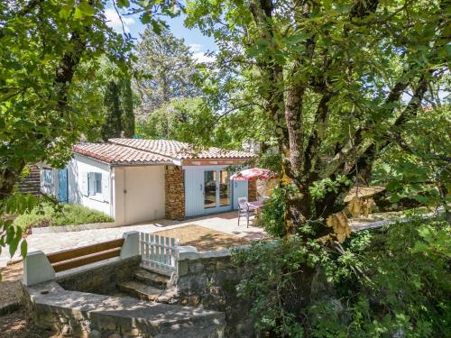 ein kleines Haus mit einer Bank im Hof in der Unterkunft Cottage with River Views, Uzer in Uzer