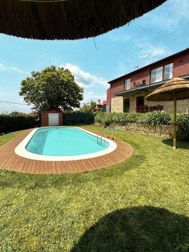 a swimming pool in the yard of a house at Casa das Castanhas - Cinfães, Viseu in Cinfães