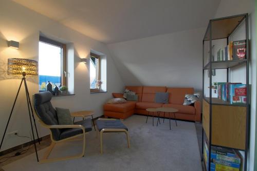 a living room with a couch and a table and chairs at WK7 "Ferienwohnung Küstenruhe" in Dorum