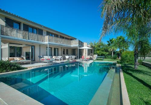 Owl Booking Villa Tereu - Luxury Retreat with Mountain Views