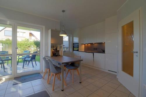 a kitchen and dining room with a table and chairs at SI5-01 Terrassenwohnung Deichnah in Cappel-Neufeld
