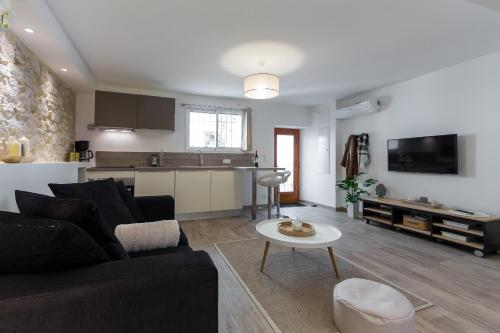 un salon avec un canapé et une table dans l'établissement Cosy Home, à Antibes