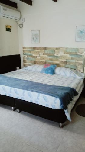 a bedroom with a large bed in a room at Mayo´s Place in San Andrés