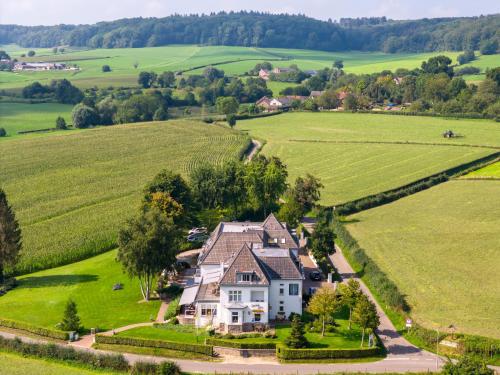 an aerial view of a house in the middle of a field at Hotel Inkelshoes in Epen