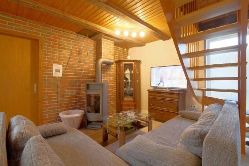 a living room with a couch and a fireplace at Dat lütte Hus in Dorum