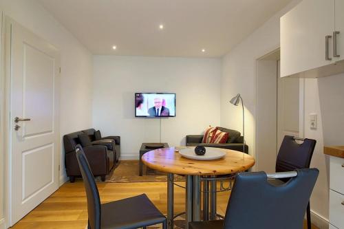 a living room with a table and chairs at NS 6 Strandläufer Wremen in Wremen
