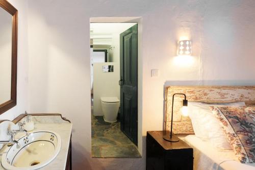a bathroom with a sink and a bathroom with a mirror at Eighteen21 Houses - Casa dos Condes in Cano