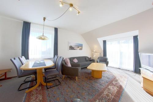 a living room with a couch and a table at KD2-07 Schiffsjunge in Dorum-Neufeld