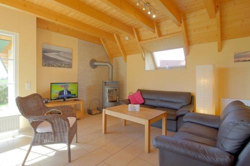 a living room with a couch and a table at SV3 Mellumplate 56 in Dorum-Neufeld