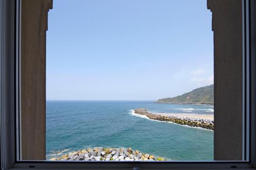 Miramar Attic by FeelFreeRentals