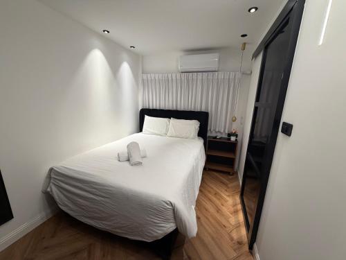 ein Schlafzimmer mit einem weißen Bett, auf dem zwei Handtücher liegen in der Unterkunft 658 Suite in Eilat