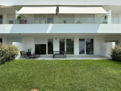 Nuevo bajo con gran jardín en primera línea playa